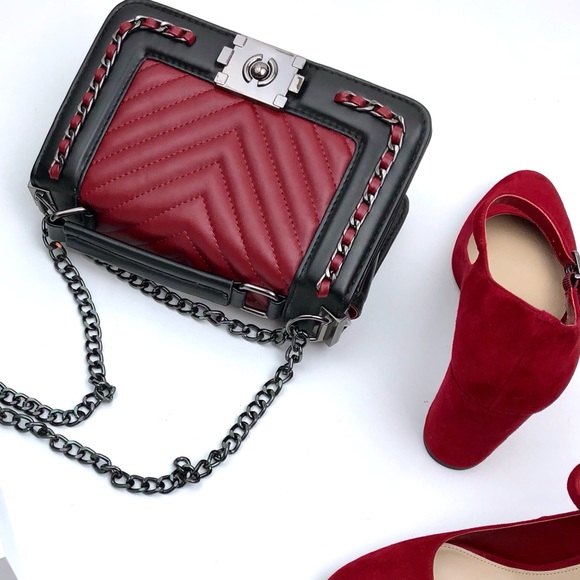 Quilted Crossbody bag with chains. - Picture 4 of 7